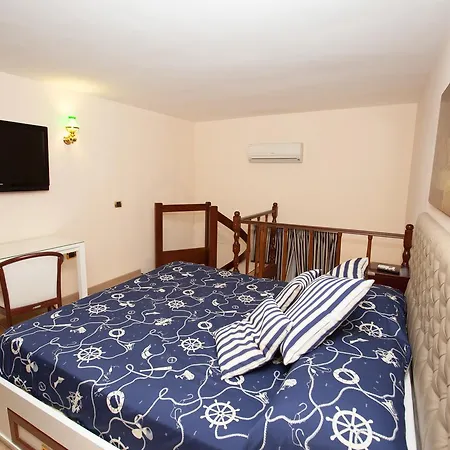 מלון Ausonia 2*